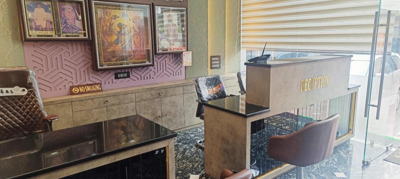 Hotel Sadhana Palace マトゥラー エクステリア 写真