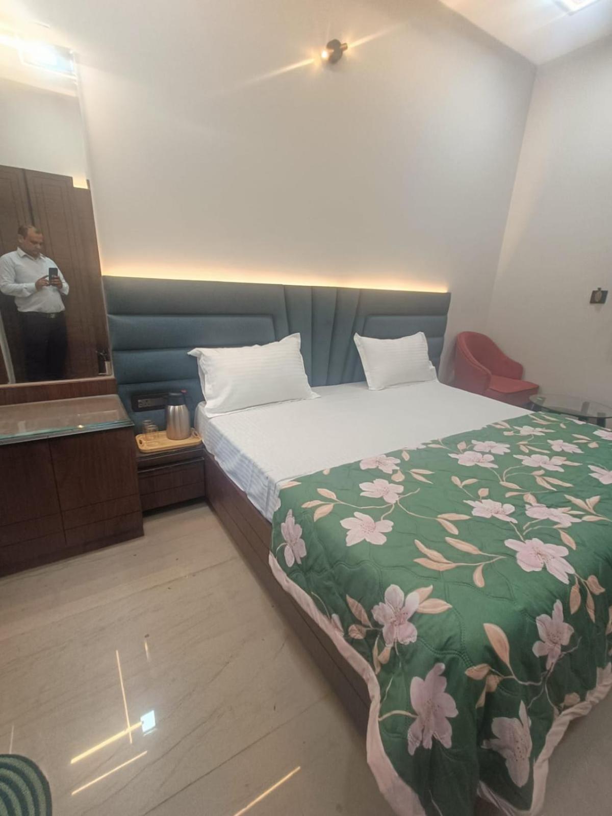 Hotel Sadhana Palace マトゥラー エクステリア 写真